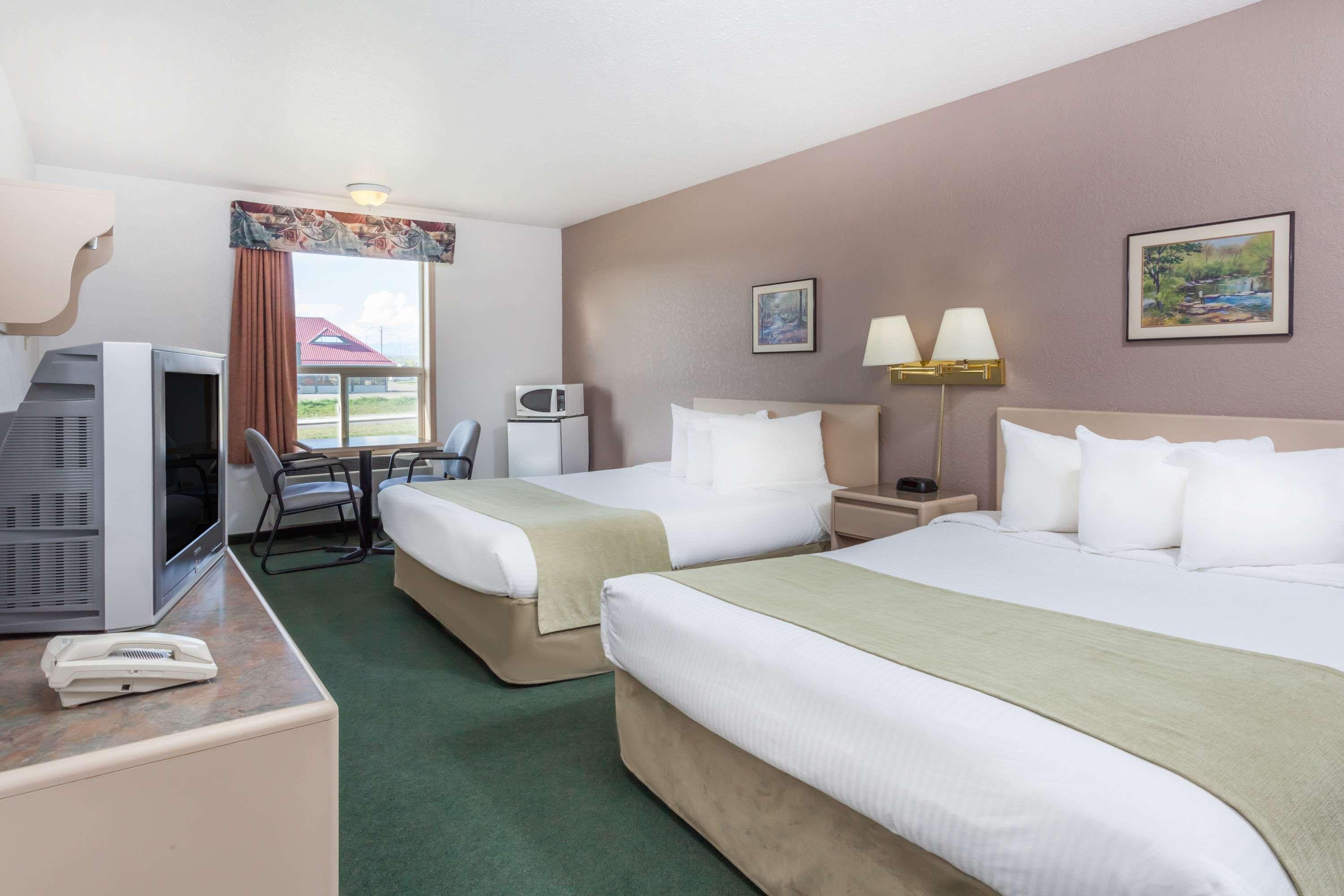 Super 8 By Wyndham Pincher Creek Ab Exterior photo