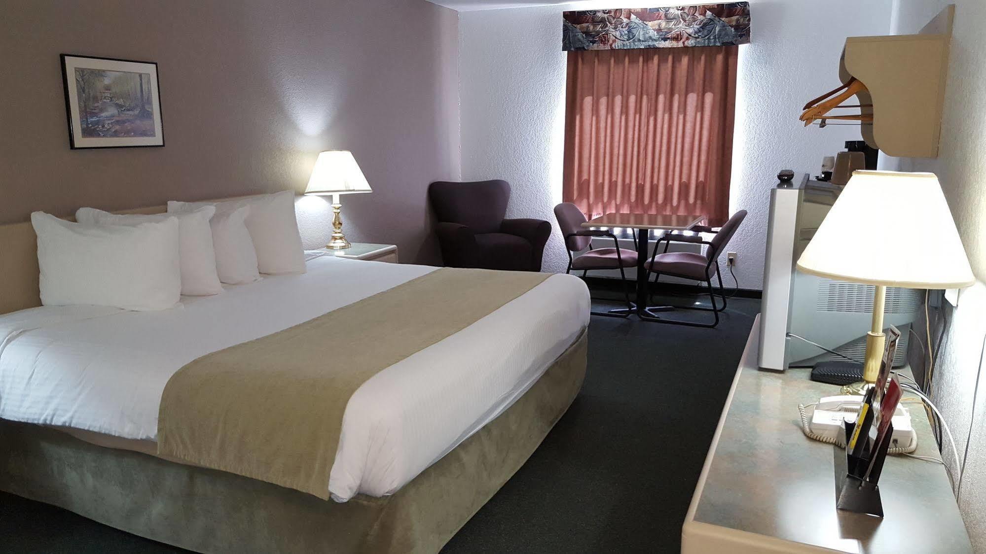 Super 8 By Wyndham Pincher Creek Ab Exterior photo